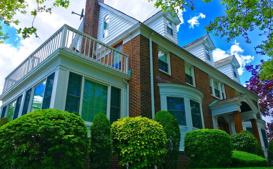 Inside Tom Selleck’s Homes: Exploring the Blue Bloods Star’s Real Estate Portfolio